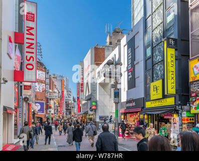 Centre de Shibuya-gai, une rue commerçante animée et alimentaire dans le quartier de Shibuya, Tokyo, Japon Banque D'Images