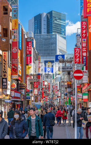 Centre de Shibuya-gai, une rue commerçante animée et alimentaire dans le quartier de Shibuya, Tokyo, Japon Banque D'Images