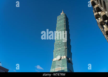 Gratte-ciel Taipei 101 building vue rapprochée sur bleu foncé ciel. Autrefois connu sous le nom de Taipei World Financial Center. Un gratte-ciel Banque D'Images