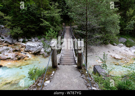 Un pont suspendu au-dessus de la rivière Soca, sentier de la soca, Trenta, Bovec, Slovénie, Europe Banque D'Images
