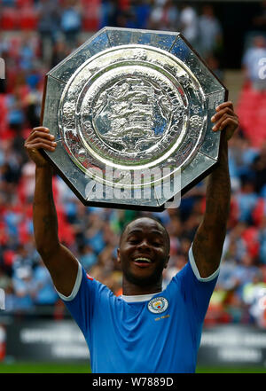 Londres, Angleterre. 04 AOÛT : Manchester City's Raheem Sterling avec la FA Community Shield au cours de la FA Community Shield entre Liverpool et Manch Banque D'Images