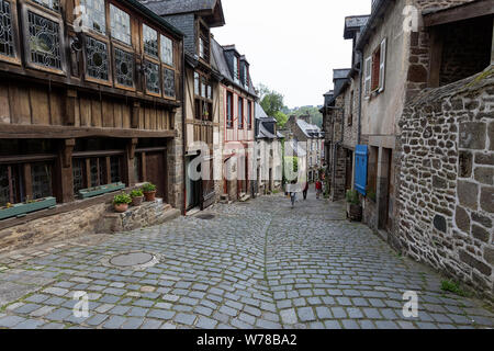 Rue pavée pittoresque et vieux bâtiments en pierre et colombage bâtiments dans la vieille ville de Dinan en Bretagne, France Banque D'Images