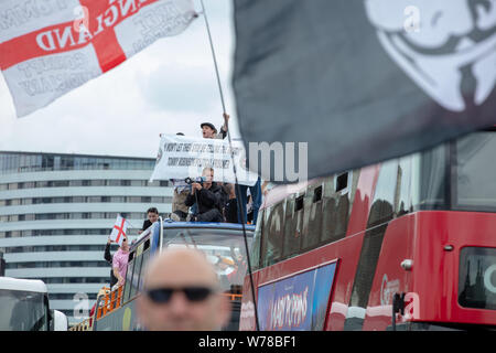 Londres, Royaume-Uni. 3 août 2019. Tommy Robinson est un fervents supporters au sommet d'un bus et occupe le pont de Westminster. Credit: Joe Kuis / Alamy News Banque D'Images