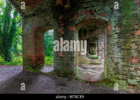 Plusieurs arches du pont sur la voie ferrée désaffectée à South Cerney dans les Cotswold Water Park, Angleterre Banque D'Images