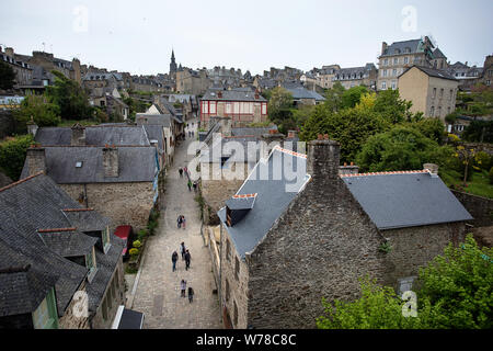 Vue de dessus sur la pittoresque ruelle étroite historique avec des maisons traditionnelles et rue pavée, dans une vieille ville au printemps, Dinan, Bretagne, France Banque D'Images