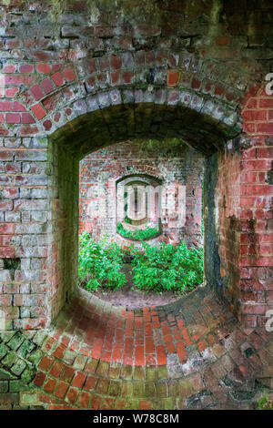 Plusieurs arches du pont sur la voie ferrée désaffectée à South Cerney dans les Cotswold Water Park, Angleterre Banque D'Images