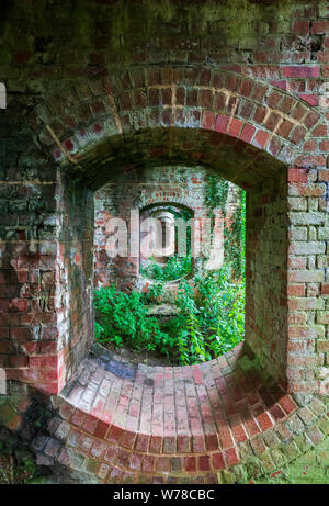 Plusieurs arches de pont sur le chemin de fer désaffecté à South Cerney dans le Cotswold Water Park, Gloucestershire, Angleterre Banque D'Images