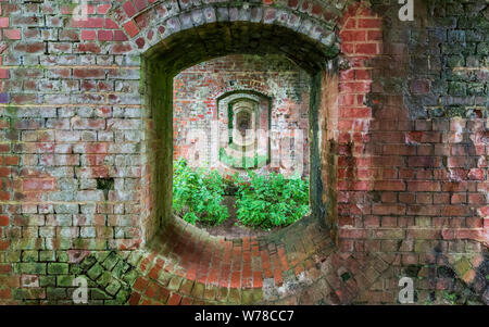 Plusieurs arches du pont sur la voie ferrée désaffectée à South Cerney dans les Cotswold Water Park, Angleterre Banque D'Images