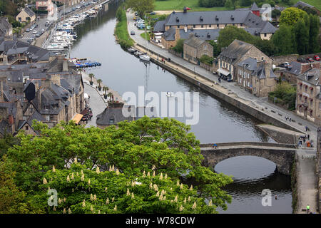 Port De Dinan sur la Rance, dans le nord de la Bretagne, France, montrant les anciennes maisons et rivière, vue depuis les remparts de la ville fortifiée Banque D'Images