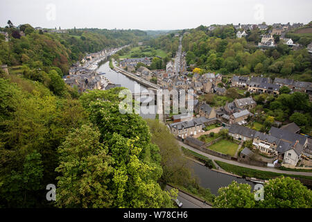 Port De Dinan sur la Rance, dans le nord de la Bretagne, France, montrant les anciennes maisons et rivière, vue depuis les remparts de la ville fortifiée Banque D'Images