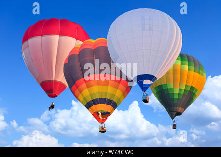 Colorful ballons à air chaud en vol au dessus de ciel bleu Banque D'Images