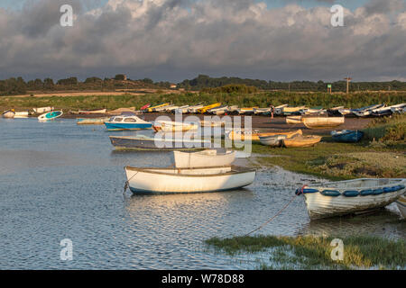 Bateaux flottant sur la marée haute à Morston, Norfolk. L'East Anglia. Banque D'Images