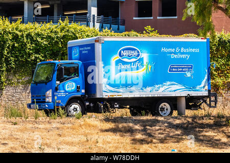 1 août, 2019 San Jose / CA / USA - Nestlé Pure Life chariot des livraisons d'eau purifiée (filtré) dans le sud de San Francisco bay area Banque D'Images