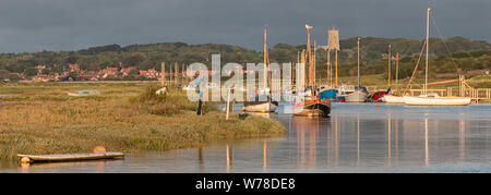 Bateaux flottant sur la marée haute à Morston, Norfolk. L'East Anglia. Banque D'Images