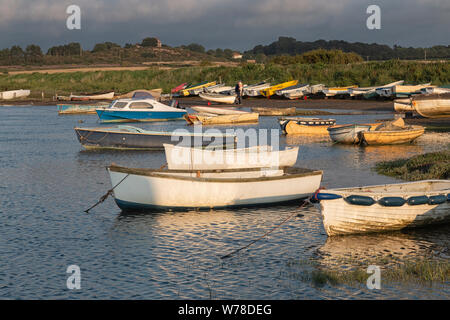 Bateaux flottant sur la marée haute à Morston, Norfolk. L'East Anglia. Banque D'Images