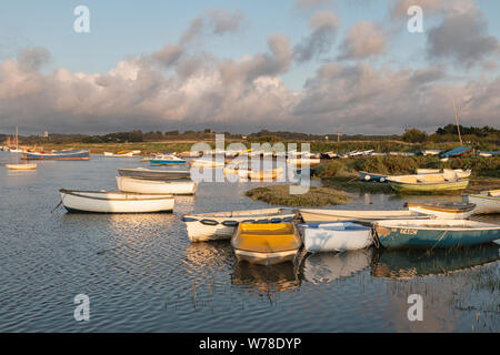 Bateaux flottant sur la marée haute à Morston, Norfolk. L'East Anglia. Banque D'Images