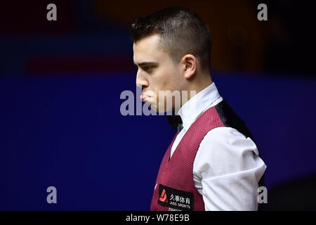 Alexander p Fiduciaire SA de la Suisse réagit comme il le considère un shot à John Higgins, de l'Écosse dans leur heldover 2017 match pendant le Master de Shanghai Banque D'Images