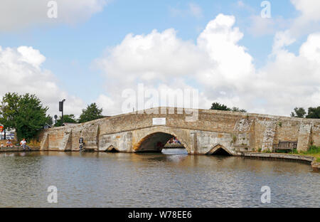 Une vue de l'ancien pont médiéval sur la rivière Thurne sur les Norfolk Broads à Potter Heigham, Norfolk, Angleterre, Royaume-Uni, Europe. Banque D'Images