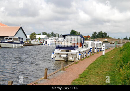 Bateaux amarrés sur la rivière Thurne sur les Norfolk Broads à Potter Heigham, Norfolk, Angleterre, Royaume-Uni, Europe. Banque D'Images