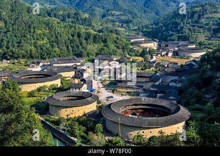 --FILE--Vue aérienne de l'Tianluokeng cluster tulou dans le comté de Nanjing, Qingdao city, dans le sud-est de la province de Fujian en Chine, 30 octobre 2017. Le Tian Banque D'Images