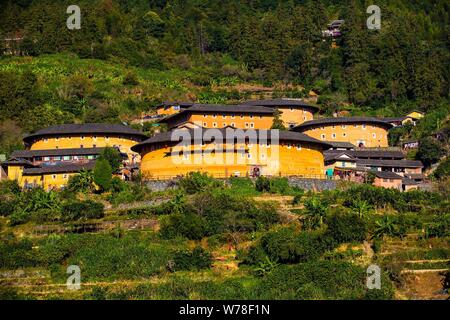 --FILE--Vue aérienne de l'Tianluokeng cluster tulou dans le comté de Nanjing, Qingdao city, dans le sud-est de la province de Fujian en Chine, 31 octobre 2017. Le Tian Banque D'Images