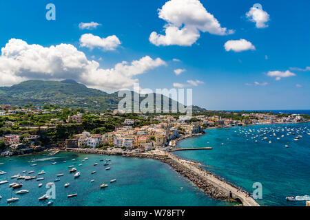 Paysage urbain étonnant d'Ischia Ponte, l'île d'Ischia, Italie Banque D'Images