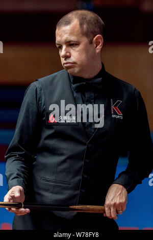 Barry Hawkins de l'Angleterre réagit comme il le considère un shot à Daniel Wells de galles dans leur premier match au cours de la 2017 Masters de Shanghai pour snooker Banque D'Images