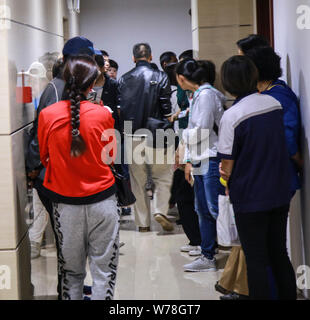 --FILE d'attente des clients chinois--jusqu'à revendiquer leurs dépôts dans une succursale de vélo libre-service chinois Kuqi à Shenyang, ville du nord-est de la Chine Liaoni Banque D'Images