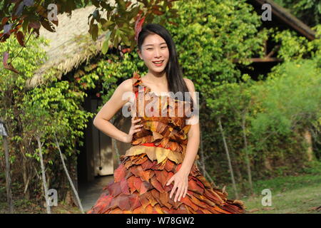 Un modèle chinois portant un deux mètres de long robe faite de feuilles de myrtes crêpe pose à une feuille fashion show de Shampoola Forest Resort à Qingyuan city, Banque D'Images