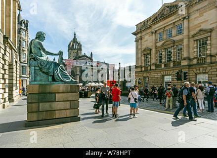 David Hume qui envisagent les activités à ses pieds au cours de l'Edinburgh Festival Fringe 2019 dans le Royal Mile Edinburgh Scotland UK Banque D'Images