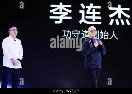 Acteur martial chinois Jet Li, également connu sous le nom de Li Lianjie, droite, assiste à une conférence de presse de 2017 Double Tmall 11 Shopping Festival Mondial à Shanghai Banque D'Images