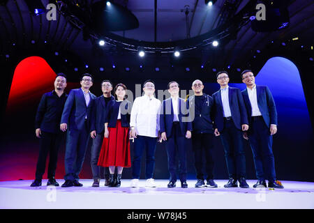 Acteur martial chinois Jet Li, également connu sous le nom de Li Lianjie, troisième à droite, assiste à une conférence de presse de 2017 Double Tmall 11 Shopping Festival Mondial de Sh Banque D'Images