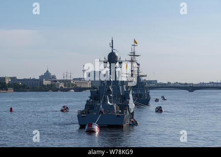 Snkt-Peterbrug, Russie - le 21 juillet 2019 : défilé naval sur jour de la Marine de la Russie. Destroyer militaire de la Neva près de la forteresse de Peter-Pavel. Saint Pe Banque D'Images
