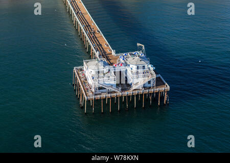 Malibu, Californie, Etats-Unis - le 17 décembre 2016 : Vue aérienne de Malibu Pier historique sur la côte du Pacifique, près de Los Angeles, Californie. Banque D'Images