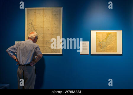 Personnes âgées à la recherche d'anciennes cartes au visiteur dans le musée Mercator sur l'histoire de la cartographie, Gent, Flandre orientale, Belgique Banque D'Images