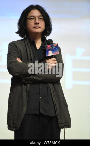 Réalisateur japonais Shunji Iwai assiste à une conférence de presse pour son film 'anime' artifice à Beijing, Chine, 26 novembre 2017. Banque D'Images