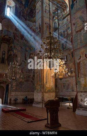 Vologda Region, Russie - le 28 juillet 2019 : Ancienne fresqoes sur les murs de la Cathédrale Sainte-Sophie à la perm. Les murs intérieurs sont couverts avec fres Banque D'Images