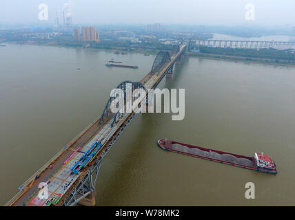 Les travailleurs chinois installer le dernier pont en acier sur le site d'un projet de renforcement du pont de la rivière Yangtze Jiujiang en ville, à l'est Chin Banque D'Images