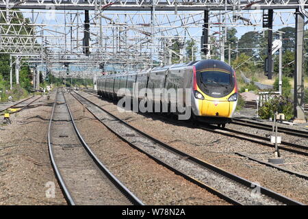 Virgin trains 11 car Class 390/1 Pendolino 390115 portant le nom Alison en mémoire d'Alison Austin décédée en 2017 près de Lichfield Trent Valley Banque D'Images