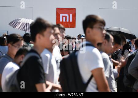 --FILE--visiteurs la queue pour assister à l'événement de lancement pour smartphone Xiaomi Mi Mix 2 à Beijing, Chine, 11 septembre 2017. Smartphone chinois bouilloire X Banque D'Images