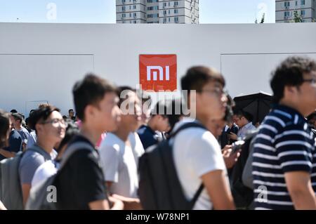 --FILE--visiteurs la queue pour assister à l'événement de lancement pour smartphone Xiaomi Mi Mix 2 à Beijing, Chine, 11 septembre 2017. Smartphone chinois bouilloire X Banque D'Images