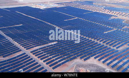 --FILE--les panneaux solaires sont installés à une installation photovoltaïque (PV) de Panda Verts Wuzhong ville, nord-ouest de la Chine est autonome Ningxia Hui R Banque D'Images