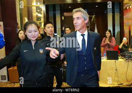 Ancien joueur de football portugais Paulo Sousa, à droite, la nouvelle-nommé entraîneur en chef de la Chine Tianjin Tianjin Quanjian Quanjian participe à la C Football Banque D'Images