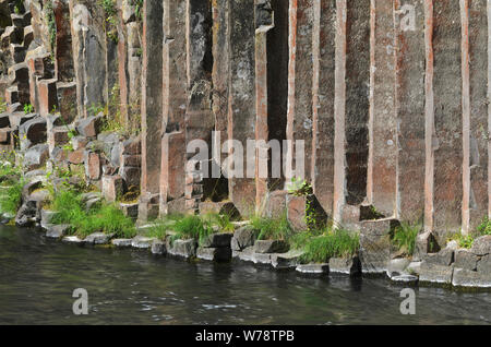 Ou : Le comté de Douglas, Cascades, Soda Springs colonnes de basalte. L'Umpqua River du nord passe sous une falaise d'orgues basaltiques Banque D'Images