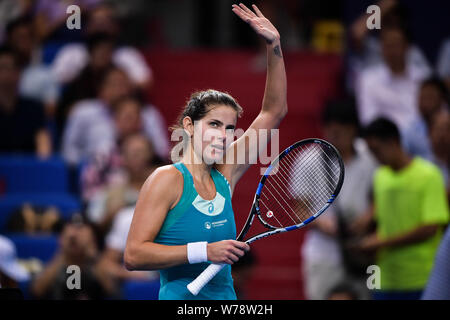 Julia Goerges d'Allemagne célèbre après avoir battu Kristina Mladenovic de France dans le groupe d'un match de simple féminin au cours de la vie de Hengqin Banque D'Images