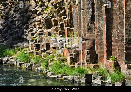 Ou : Le comté de Douglas, Cascades, Soda Springs colonnes de basalte. L'Umpqua River du nord passe sous une falaise d'orgues basaltiques Banque D'Images