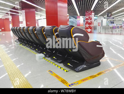 Fauteuils de massage sont partagés à la station de métro Dongzhimen à Beijing, Chine, 7 novembre 2017. Certains fauteuils de massage partagé étaient bordées u Banque D'Images