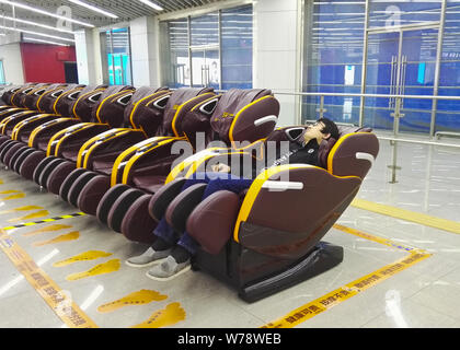 Fauteuils de massage sont partagés à la station de métro Dongzhimen à Beijing, Chine, 7 novembre 2017. Certains fauteuils de massage partagé étaient bordées u Banque D'Images