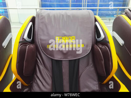 Vue d'un fauteuil de massage à la station de métro Dongzhimen à Beijing, Chine, 7 novembre 2017. Certains fauteuils de massage partagé ont été alignés à Banque D'Images