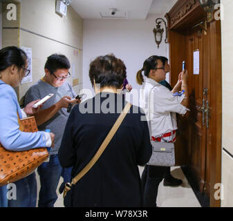 --FILE d'attente des clients chinois--jusqu'à revendiquer leurs dépôts dans une succursale de vélo libre-service chinois Kuqi à Shenyang, ville du nord-est de la Chine Liaoni Banque D'Images